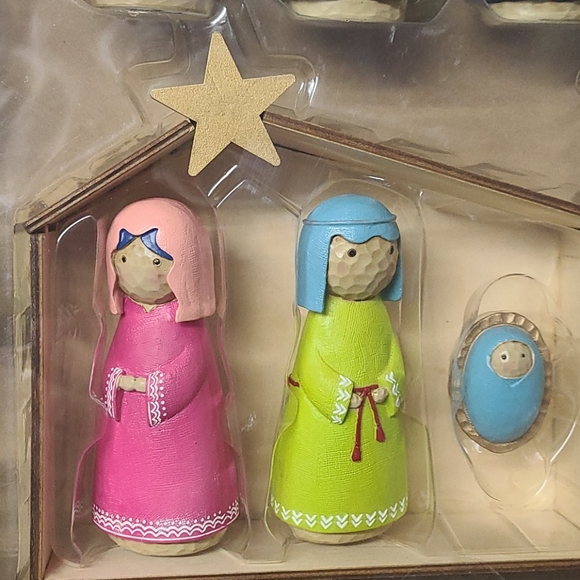 Hallmark wooden nativity set NWT - Picture 5 of 7